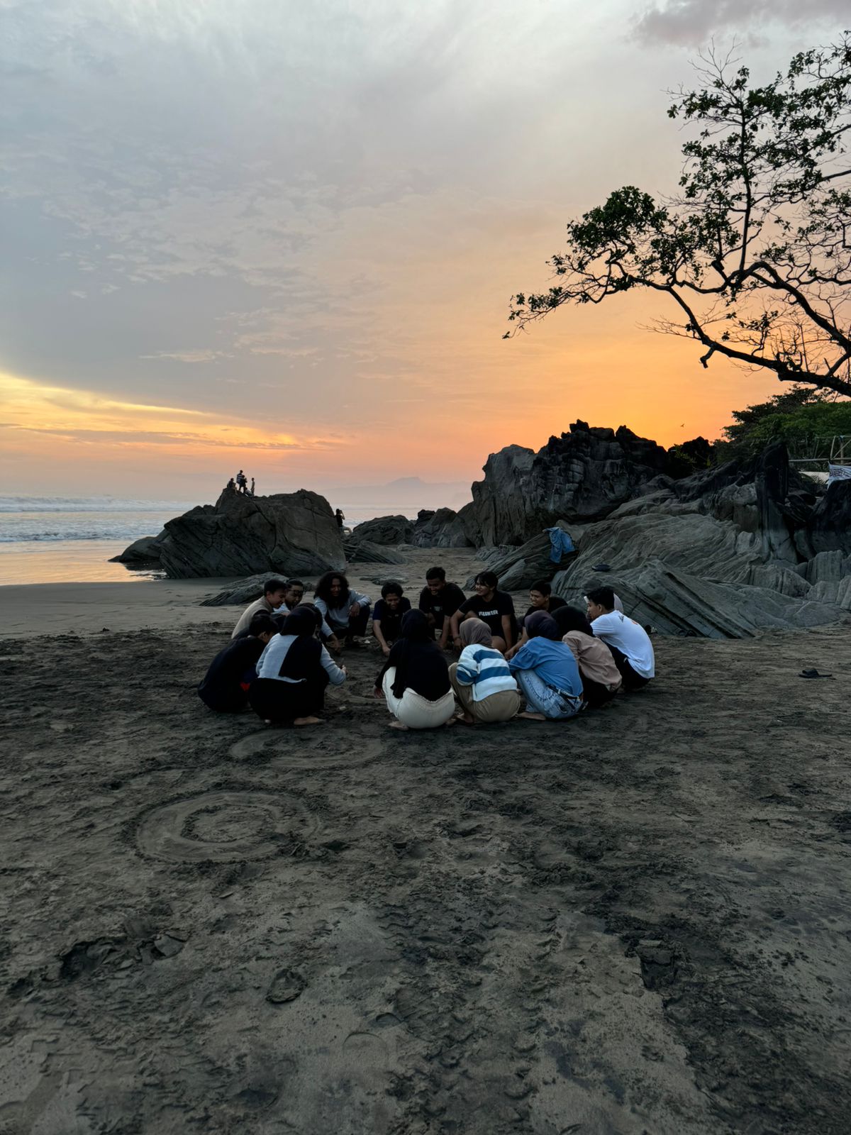 foto anggota KKN desa Cikakak di pantai Citepus